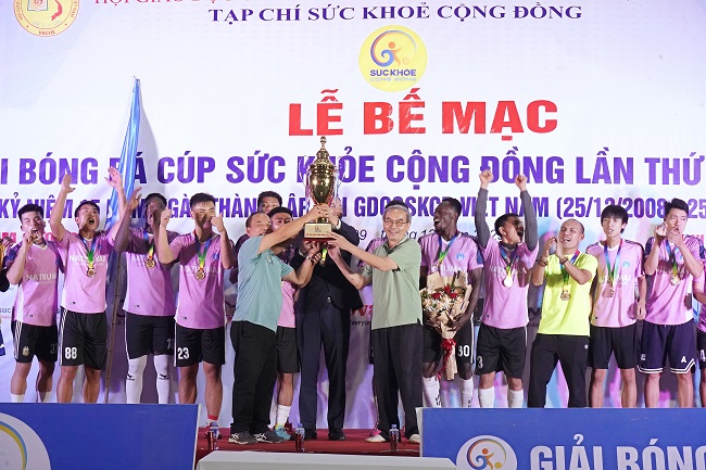 Chiếc C&amp;uacute;p v&amp;ocirc; địch Giải Giải b&amp;oacute;ng đ&amp;aacute; C&amp;uacute;p Sức Khỏe Cộng Đồng lần thứ III &amp;ndash; 2023 đ&amp;atilde; được BTC trao cho FC Natrumax.