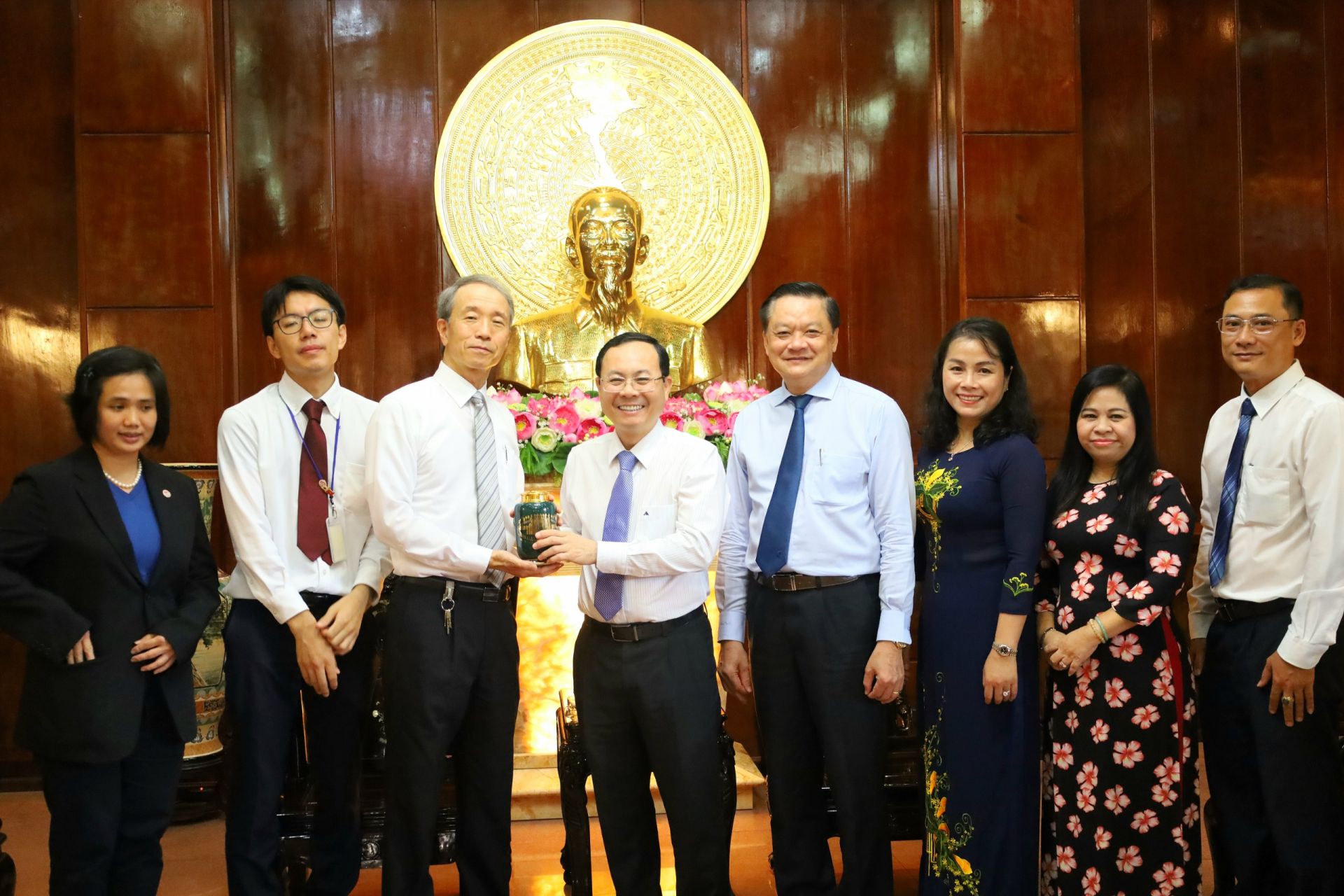 Đồng ch&amp;iacute; Nguyễn Văn Hiếu - Ủy vi&amp;ecirc;n dự khuyết Trung ương Đảng, B&amp;iacute; thư Th&amp;agrave;nh uỷ Cần Thơ c&amp;ugrave;ng Đồng ch&amp;iacute; Trần Việt Trường - Chủ tịch UBND TP Cần Thơ, tặng qu&amp;agrave; cho ng&amp;agrave;i Roy Kho - Tổng L&amp;atilde;nh sự Singapore tại TP. Hồ Ch&amp;iacute; Minh.