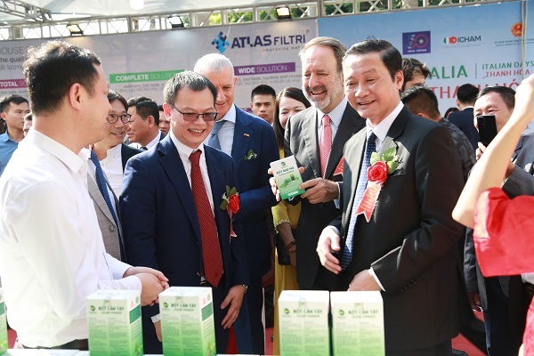 C&amp;aacute;c đại biểu tỉnh Thanh Ho&amp;aacute; v&amp;agrave; Italia thăm gian h&amp;agrave;ng với nhiều sản phẩm từ rau m&amp;aacute; của C&amp;ocirc;ng ty CP x&amp;acirc;y dựng v&amp;agrave; thương mại Phong C&amp;aacute;ch Mới,