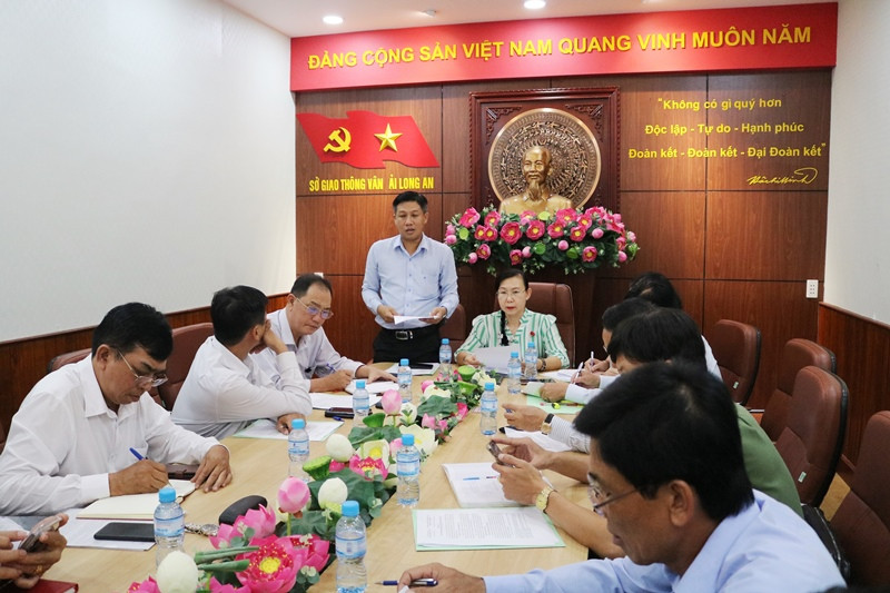 &amp;Ocirc;ng Trần Thiện Tr&amp;uacute;c - Ph&amp;oacute; Gi&amp;aacute;m đốc Sở Giao th&amp;ocirc;ng vận tải tỉnh Long An tiếp v&amp;agrave; l&amp;agrave;m việc với Đo&amp;agrave;n kiểm tra