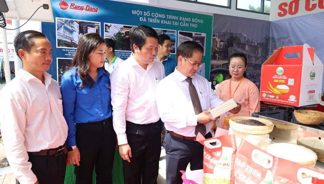 Chủ tịch UBND TP. Cần Thơ &amp;ndash;Trần Việt Trường c&amp;ugrave;ng L&amp;atilde;nh đạo Sở C&amp;ocirc;ng thương tham quan sản phẩm trưng b&amp;agrave;y sản phẩm gạo ST 25 của Doanh nghiệp