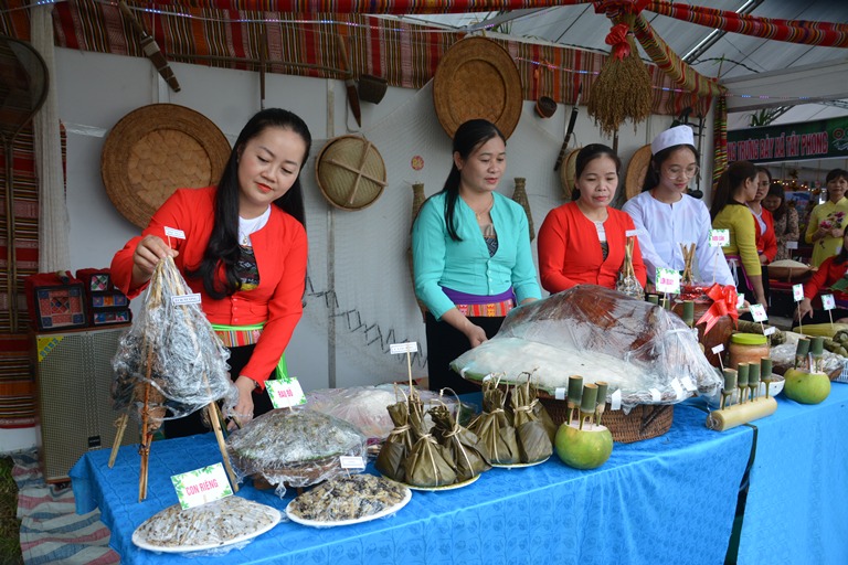 Ảnh minh họaC&amp;aacute;c địa phương đem đến Hội xu&amp;acirc;n nhiều sản phẩm ti&amp;ecirc;u biểu mang đậm n&amp;eacute;t văn h&amp;oacute;a truyền thống của c&amp;aacute;c DTTS tỉnh H&amp;ograve;a B&amp;igrave;nh