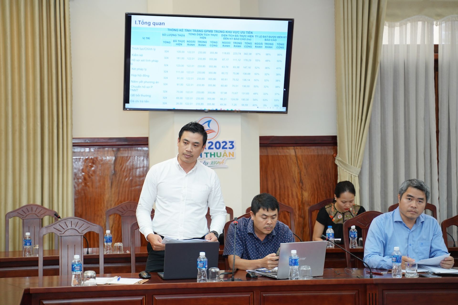 Đại diện C&amp;ocirc;ng ty IPICO b&amp;aacute;o c&amp;aacute;o tại cuộc họp