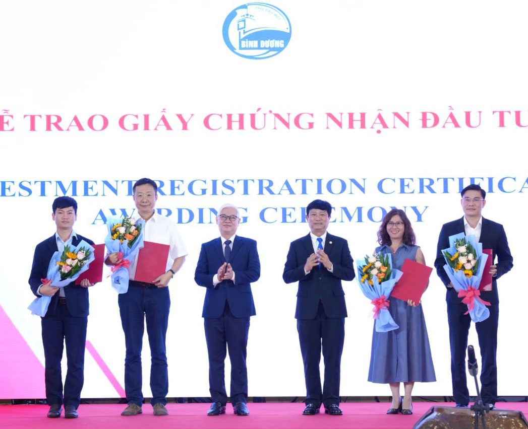 L&amp;atilde;nh đạo tỉnh trao giấy chứng nhận đăng k&amp;yacute; đầu tư cho 4 doanh nghiệp Singapore