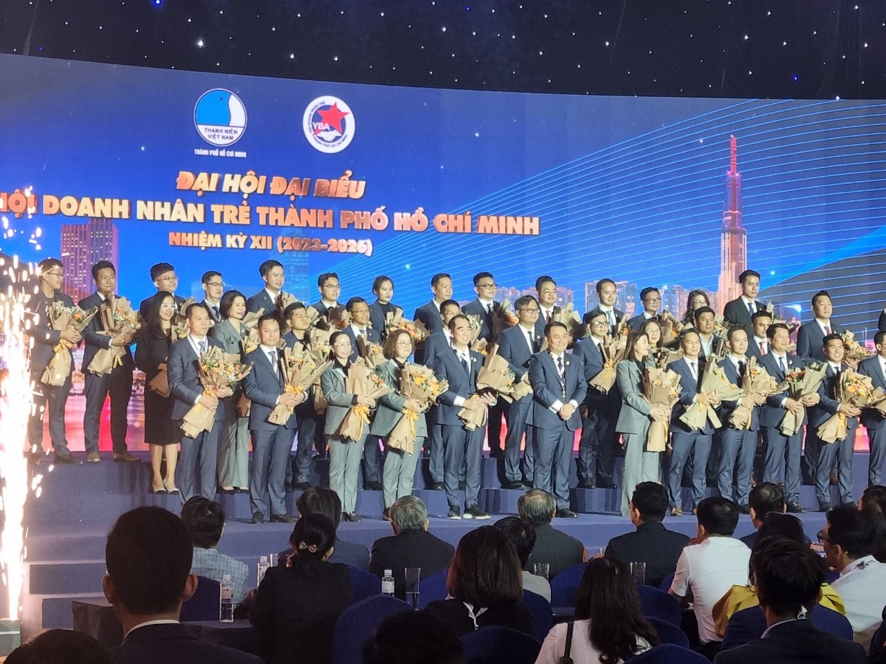 Ban chấp h&amp;agrave;nh Hội Doanh nh&amp;acirc;n trẻ TP.HCM nhiệm kỳ XII (2023 - 2026) nhận hoa ch&amp;uacute;c mừng từ l&amp;atilde;nh đạo c&amp;aacute;c cấp - Ảnh: K.ANH  Ban chấp h&amp;agrave;nh Hội Doanh nh&amp;acirc;n trẻ TP.HCM nhiệm kỳ XII (2023 - 2026) nhận hoa ch&amp;uacute;c mừng từ l&amp;atilde;nh đạo c&amp;aacute;c cấp