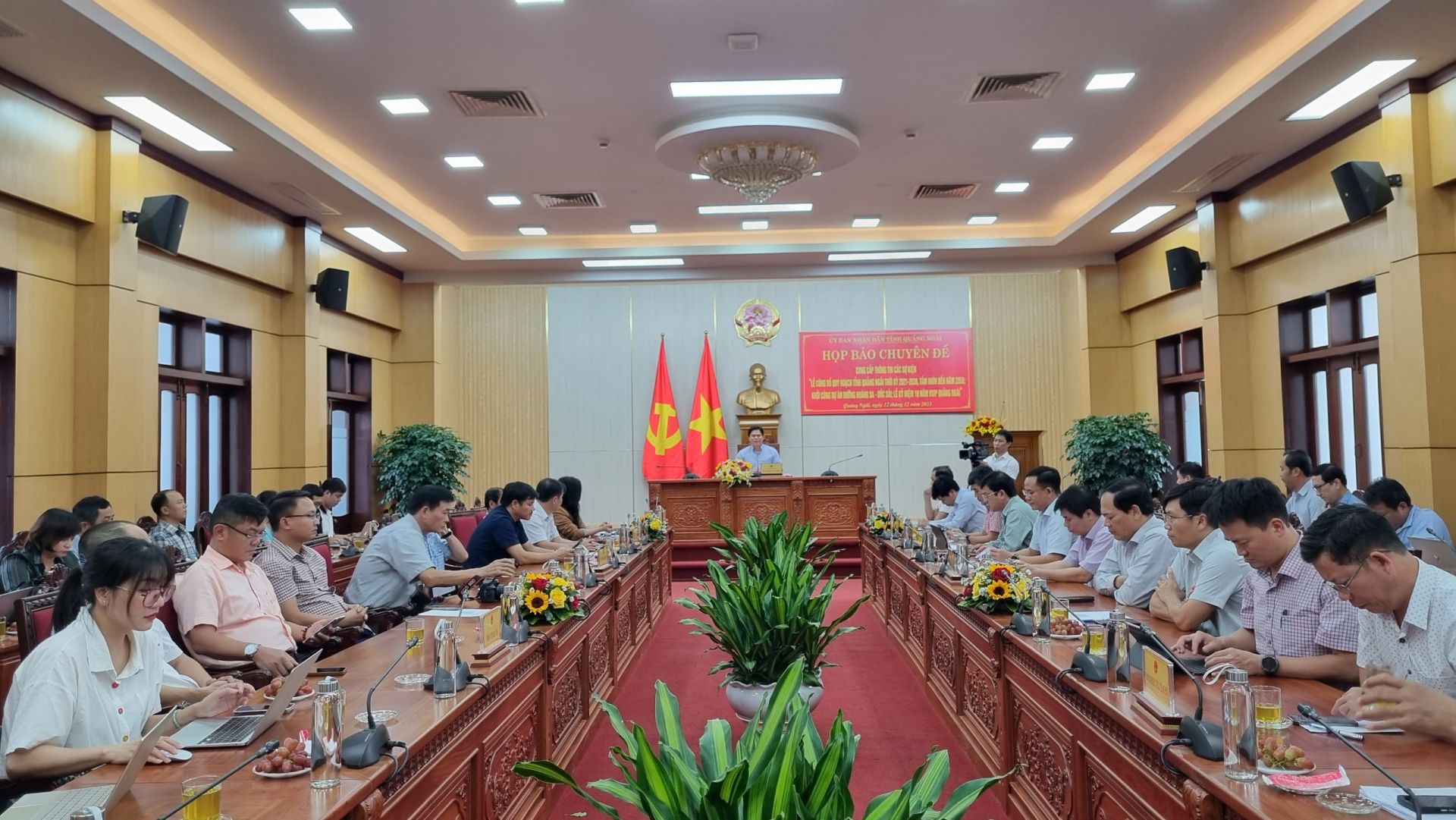 L&amp;atilde;nh đạo c&amp;aacute;c sở, ng&amp;agrave;nh c&amp;ugrave;ng c&amp;aacute;c cơ quan th&amp;ocirc;ng tấn, b&amp;aacute;o ch&amp;iacute; tại buổi họp b&amp;aacute;o