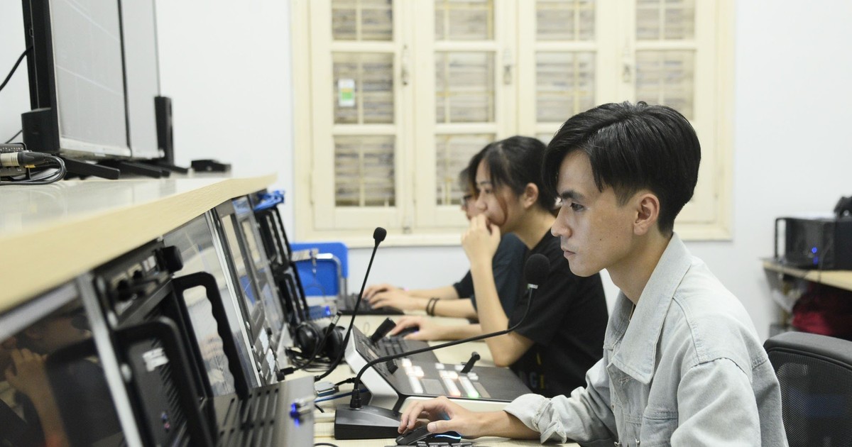 Hết th&amp;aacute;ng 11, doanh thu ng&amp;agrave;nh th&amp;ocirc;ng tin truyền th&amp;ocirc;ng tăng 12% so với c&amp;ugrave;ng kỳ