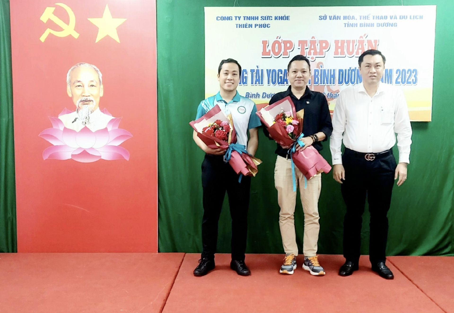 &amp;Ocirc;ng Cao Văn Ch&amp;oacute;ng &amp;ndash; PGĐ Sở Văn h&amp;oacute;a, Thể thao v&amp;agrave; Du lịch tỉnh B&amp;igrave;nh Dương tặng hoa v&amp;agrave; chụp h&amp;igrave;nh lưu niệm c&amp;ugrave;ng c&amp;aacute;c giảng vi&amp;ecirc;n đến từ Li&amp;ecirc;n đo&amp;agrave;n Yoga Việt Nam