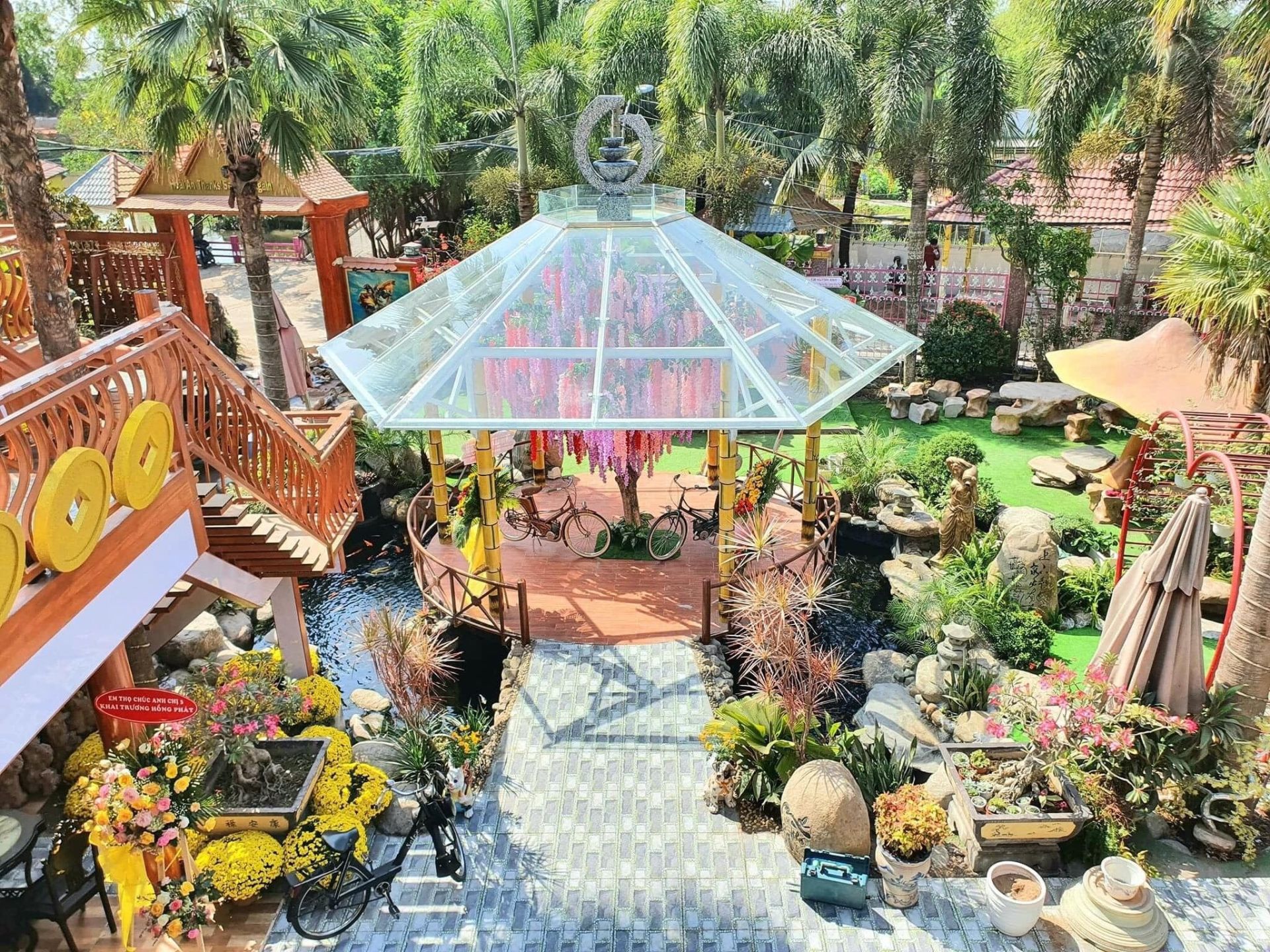 Ho&amp;agrave;i An Garden 3D được giới trẻ y&amp;ecirc;u th&amp;iacute;ch ch&amp;iacute;nh nhờ kh&amp;ocirc;ng gian tại nơi đ&amp;acirc;y. Kh&amp;ocirc;ng gian c&amp;oacute; nhiều tiểu cảnh phong ph&amp;uacute; v&amp;agrave; bắt mắt