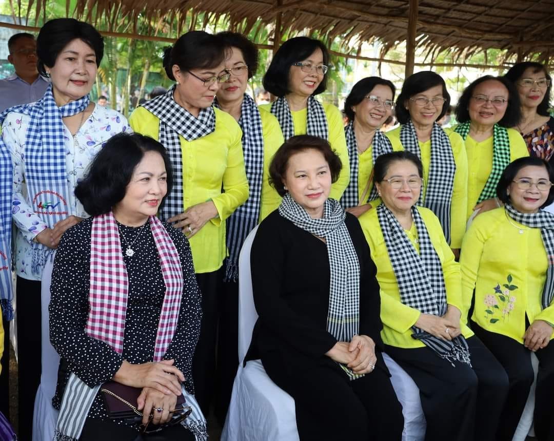 B&amp;agrave;  Nguyễn Thị Kim Ng&amp;acirc;n- Nguy&amp;ecirc;n  Chủ  tịch  Quốc  hội  nước  CHXHCN  Việt Nam, tham  dự Festival &amp;Aacute;o B&amp;agrave; Ba
