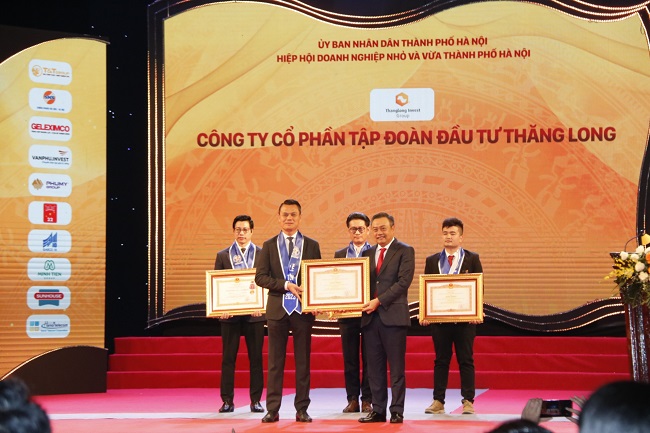 &amp;Ocirc;ng Trần Sỹ Thanh - Chủ tịch UBND th&amp;agrave;nh phố H&amp;agrave; Nội trao