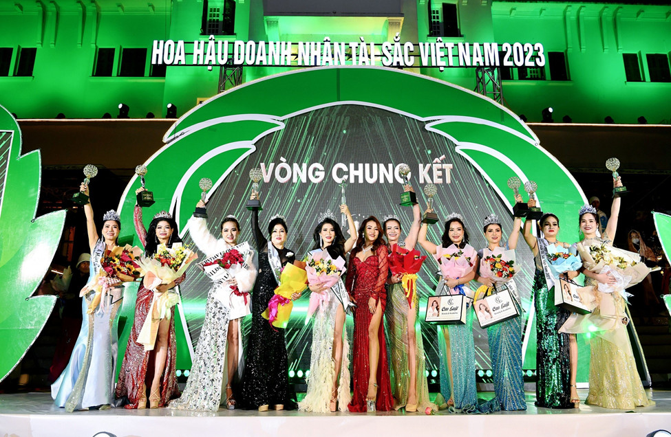 Niềm vui của c&amp;aacute;c người đẹp trong khoảnh khắc tỏa s&amp;aacute;ng tr&amp;ecirc;n s&amp;acirc;n khấu.