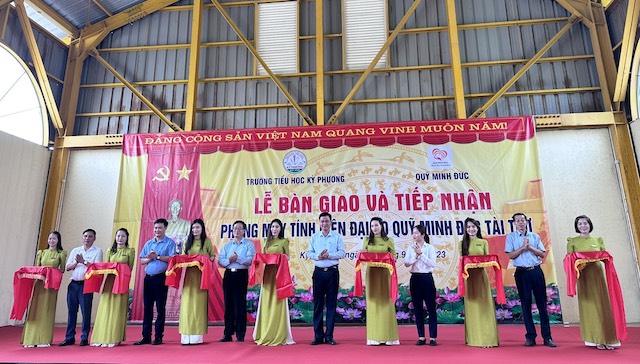 B&amp;agrave;n giao ph&amp;ograve;ng m&amp;aacute;y t&amp;iacute;nh do Quỹ Minh Đức t&amp;agrave;i trợ tại trường tiểu học Kỳ Phương (thị x&amp;atilde; Kỳ Anh, H&amp;agrave; Tĩnh)