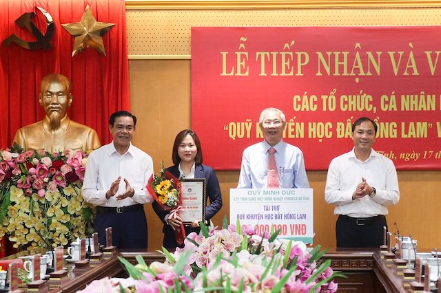 Trao biểu trưng t&amp;agrave;i trợ quỹ khuyến học đất Hồng Lam cho tỉnh H&amp;agrave; Tĩnh