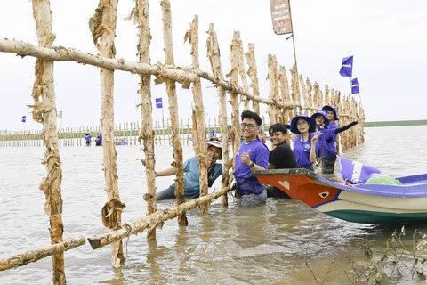 Nh&amp;acirc;n vi&amp;ecirc;n Vinamilk tham gia hoạt động khoanh nu&amp;ocirc;i rừng ngập mặn tại C&amp;agrave; Mau thuộc dự &amp;aacute;n Net Zero của Vinamilk. - Ảnh: Vinamilk