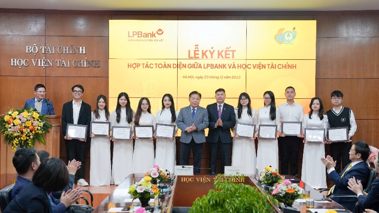 Ảnh minh họaLPBank đ&amp;atilde; trao nhiều suất học bổng với tổng gi&amp;aacute; trị 50 triệu đồng d&amp;agrave;nh cho c&amp;aacute;c em sinh vi&amp;ecirc;n c&amp;oacute; th&amp;agrave;nh t&amp;iacute;ch học tập xuất sắc, vượt kh&amp;oacute; vươn l&amp;ecirc;n
