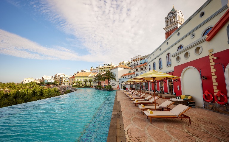 Kh&amp;aacute;ch sạn La Festa Phu Quoc, Curio Collection by Hilton sở hữu tầm nh&amp;igrave;n tuyệt đẹp hướng ra c&amp;ocirc;ng tr&amp;igrave;nh biểu tượng mới cầu H&amp;ocirc;n.
