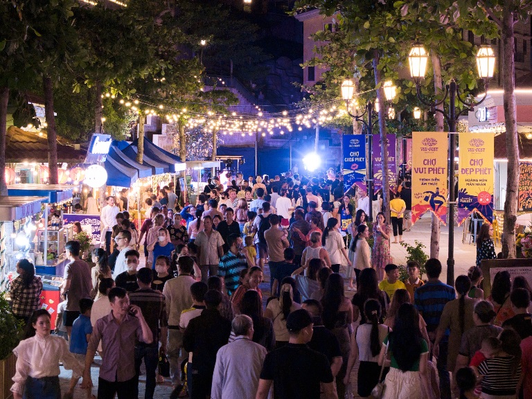Người d&amp;acirc;n v&amp;agrave; du kh&amp;aacute;ch đổ về chợ đ&amp;ecirc;m b&amp;ecirc;n biển Vui Phết (VUI-Fest Bazaar)