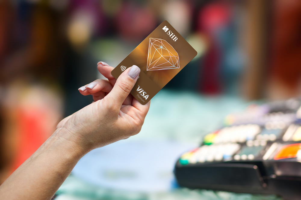 SHB VISA Platinum đang l&amp;agrave; d&amp;ograve;ng thẻ được ưa chuộng nhất tr&amp;ecirc;n thị trường nhờ ưu đ&amp;atilde;i chuy&amp;ecirc;n biệt.
