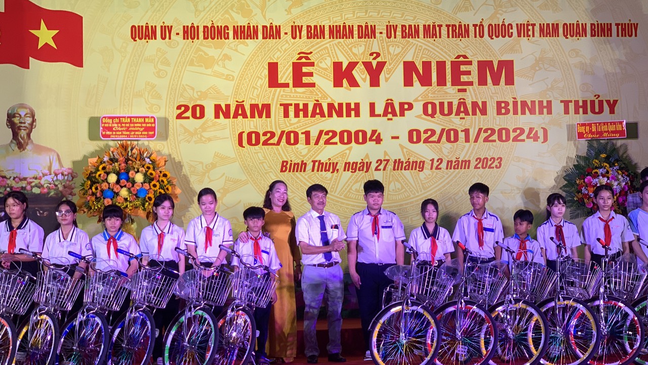 C&amp;ocirc;ng ty Th&amp;eacute;p T&amp;acirc;y Đ&amp;ocirc; - trao xe đạp cho c&amp;aacute;c em học sinh ngh&amp;egrave;o vượt kh&amp;oacute; tại quận B&amp;igrave;nh Thủy