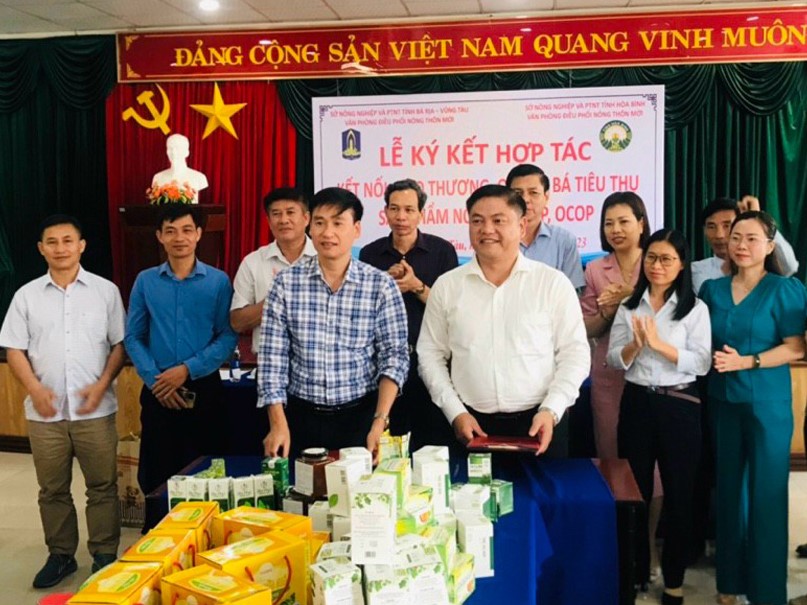 Chi cục Ph&amp;aacute;t triển n&amp;ocirc;ng th&amp;ocirc;n tỉnh H&amp;ograve;a B&amp;igrave;nh k&amp;yacute; kết hợp t&amp;aacute;c kết nối giao thương, quảng b&amp;aacute; ti&amp;ecirc;u thụ sản phẩm OCOP với Chi cục Ph&amp;aacute;t triển n&amp;ocirc;ng th&amp;ocirc;n tỉnh B&amp;agrave; Rịa - Vũng T&amp;agrave;u.