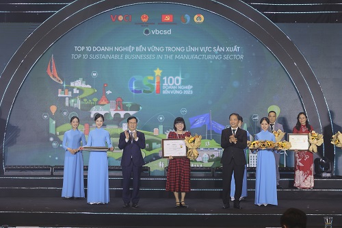 Đại diện Vinamilk nhận giải thưởng Top 10 Doanh nghiệp bền vững trong lĩnh vực sản xuấtĐại diện Vinamilk nhận giải thưởng Top 10 Doanh nghiệp bền vững trong lĩnh vực sản xuất