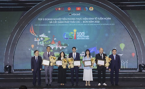 Đại diện Vinamilk nhận giải thưởng Top 5 Doanh nghiệp ti&amp;ecirc;n phong thực hiện kinh tế tuần ho&amp;agrave;n v&amp;agrave; cắt giảm ph&amp;aacute;t thải carbon.