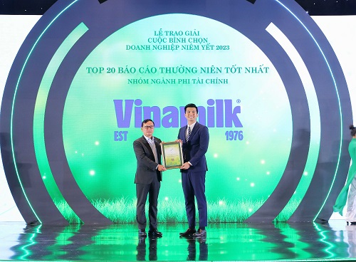 Đại diện Vinamilk nhận Giải thưởng Top 20 B&amp;aacute;o c&amp;aacute;o thường ni&amp;ecirc;n tốt nhất nh&amp;oacute;m ng&amp;agrave;nh phi t&amp;agrave;i ch&amp;iacute;nh.