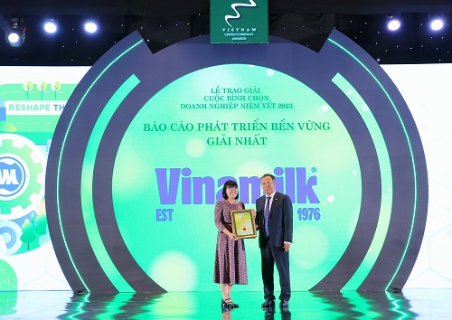 Đại diện Vinamilk nhận Giải Nhất B&amp;aacute;o c&amp;aacute;o Ph&amp;aacute;t triển bền vững.