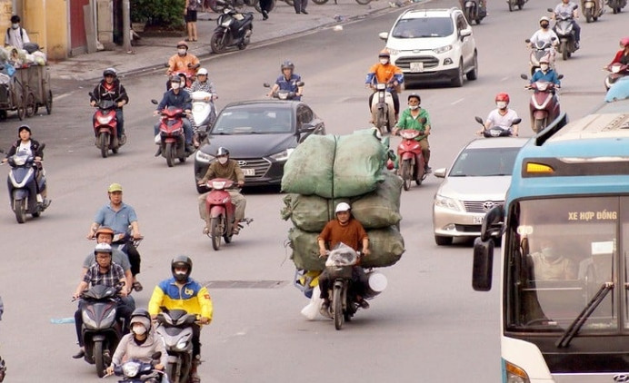 Việc chở h&amp;agrave;ng cồng kềnh tr&amp;ecirc;n xe m&amp;aacute;y&amp;nbsp;gặp nhiều nguy hiểm v&amp;agrave; th&amp;aacute;ch thức.