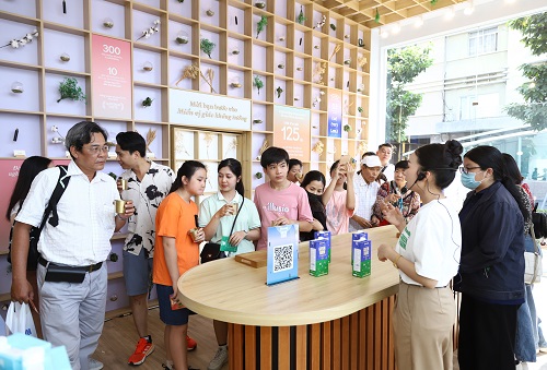 Người ti&amp;ecirc;u d&amp;ugrave;ng thưởng thức thử d&amp;ograve;ng sản phẩm Vinamilk Green Farm mới tại sự kiện &amp;ldquo;Trải nghiệm thưởng thức - Chu du miền vị gi&amp;aacute;c c&amp;ugrave;ng Vinamilk Green Farm&amp;rdquo; ở TPHCM