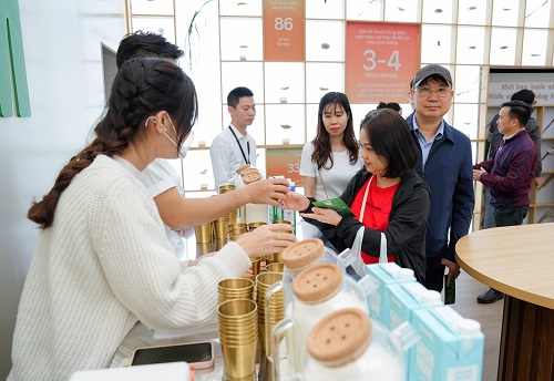Người ti&amp;ecirc;u d&amp;ugrave;ng thưởng thức thử d&amp;ograve;ng sản phẩm Vinamilk Green Farm mới tại sự kiện &amp;ldquo;Trải nghiệm thưởng thức - Chu du miền vị gi&amp;aacute;c c&amp;ugrave;ng Vinamilk Green Farm&amp;rdquo;  H&amp;agrave; Nội (ảnh 1c, 1d). Ảnh: Vi Nam