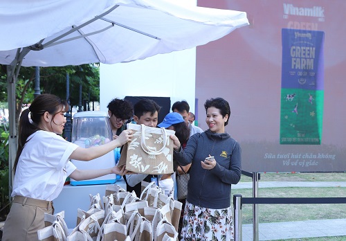 Check in nhận qu&amp;agrave; tại sự kiện.