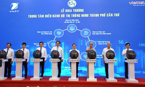 L&amp;atilde;nh đạo TP Cần Thơ thực hiện nghi thức khai trương Trung t&amp;acirc;m điều h&amp;agrave;nh th&amp;ocirc;ng minh.