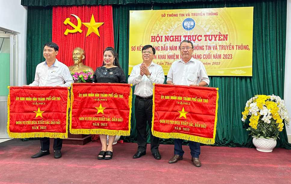 &amp;Ocirc;ng Huỳnh Ho&amp;agrave;ng Mến - Gi&amp;aacute;m đốc Sở TTTT TP. Cần Thơ, trao Cờ thi đua của UBND TP. Cần Thơ cho c&amp;aacute;c Đơn vị xuất sắc.