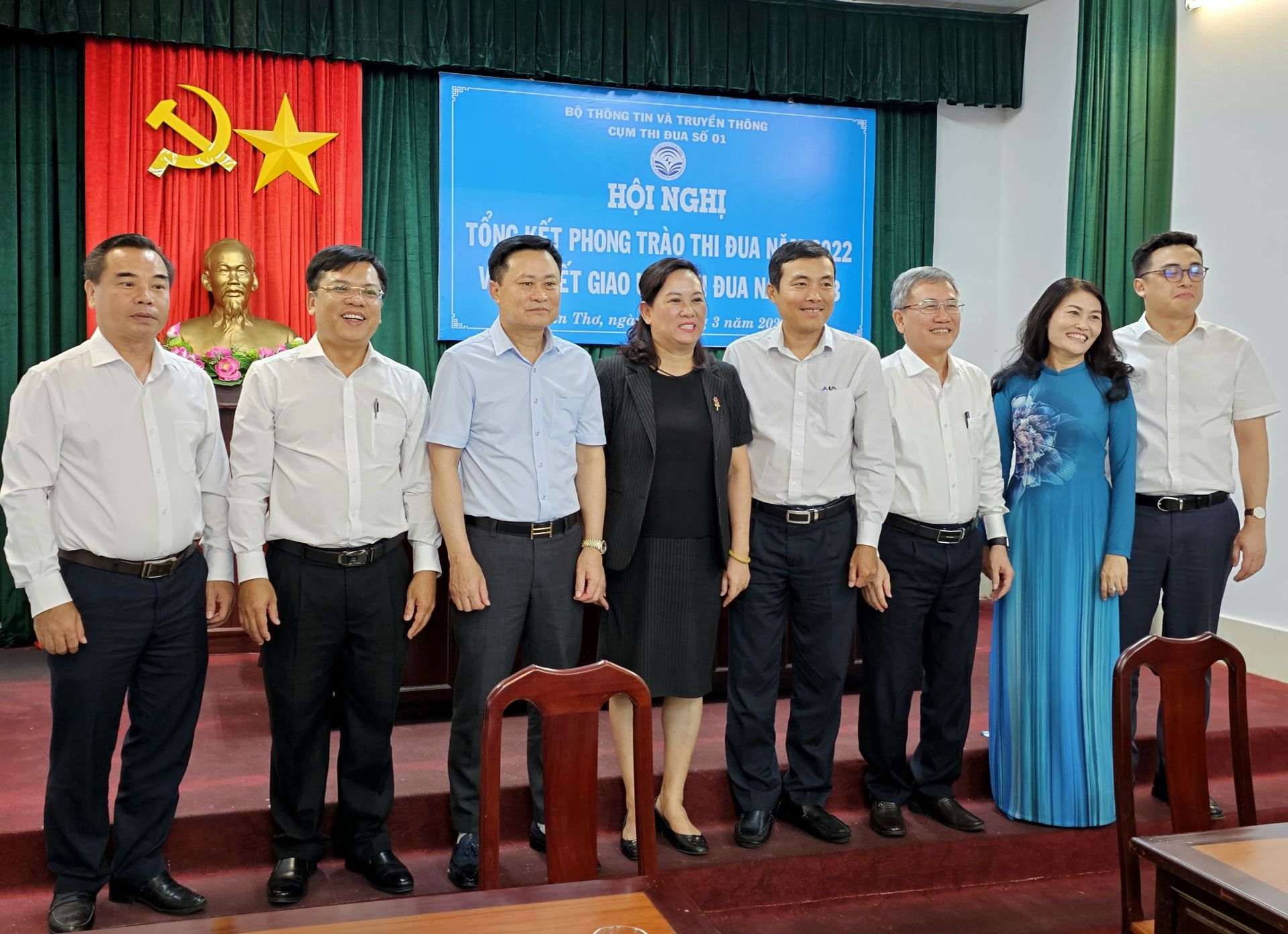 &amp;Ocirc;ng Huỳnh Ho&amp;agrave;ng Mến &amp;ndash; Gi&amp;aacute;m đốc Sở TT&amp;amp;TT TP. Cần Thơ (thứ 2 từ tr&amp;aacute;i qua) tại Hội nghị Tổng kết Phong tr&amp;agrave;o thi đua năm 2022, v&amp;agrave; kết giao Phong trao thi đua năm 2023 tại Cụm Thi Đua số 1 - TP. Cần Thơ.