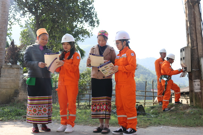 Nằm trong chuỗi hoạt động Th&amp;aacute;nh tri &amp;acirc;n kh&amp;aacute;ch h&amp;agrave;ng, PC Nghệ An tăng cường c&amp;ocirc;ng t&amp;aacute;c tuy&amp;ecirc;n truyền cho kh&amp;aacute;ch h&amp;agrave;ng sử dụng điện an to&amp;agrave;n, tiết kiệm v&amp;agrave; hiệu quả