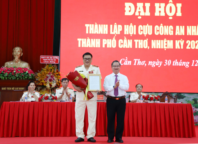 Chủ tịch UBND TP Cần Thơ trao quyết định th&amp;agrave;nh lập Hội Cựu CAND TP Cần Thơ cho Thiếu tướng H&amp;agrave; Nghĩa Lộ, Chủ tịch Hội Cựu CAND TP Cần Thơ.