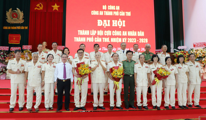 L&amp;atilde;nh đạo UBND TP Cần Thơ v&amp;agrave; Thường vụ Ban Chấp h&amp;agrave;nh Hội Cựu CAND Việt Nam tặng hoa ch&amp;uacute;c mừng Ban Chấp h&amp;agrave;nh Hội Cựu CAND TP Cần Thơ.