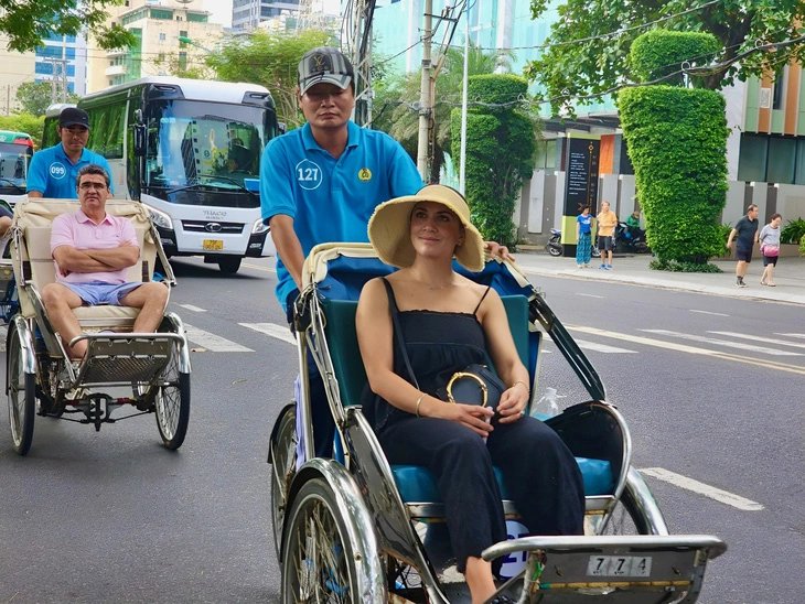 Du kh&amp;aacute;ch t&amp;agrave;u biển tham quan đường phố Nha Trang - Ảnh: Trung t&amp;acirc;m x&amp;uacute;c tiến du lịch Kh&amp;aacute;nh H&amp;ograve;a