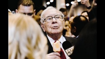 Lý do Warren Buffett liên tục bán ra cổ phiếu ngân hàng