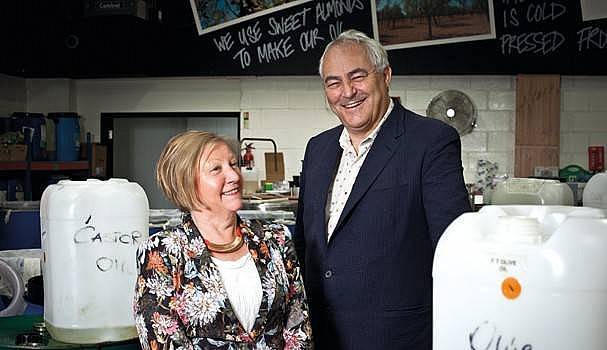 Hành trình gây dựng đế chế mỹ phẩm tỷ đô của hai doanh nhân người Anh