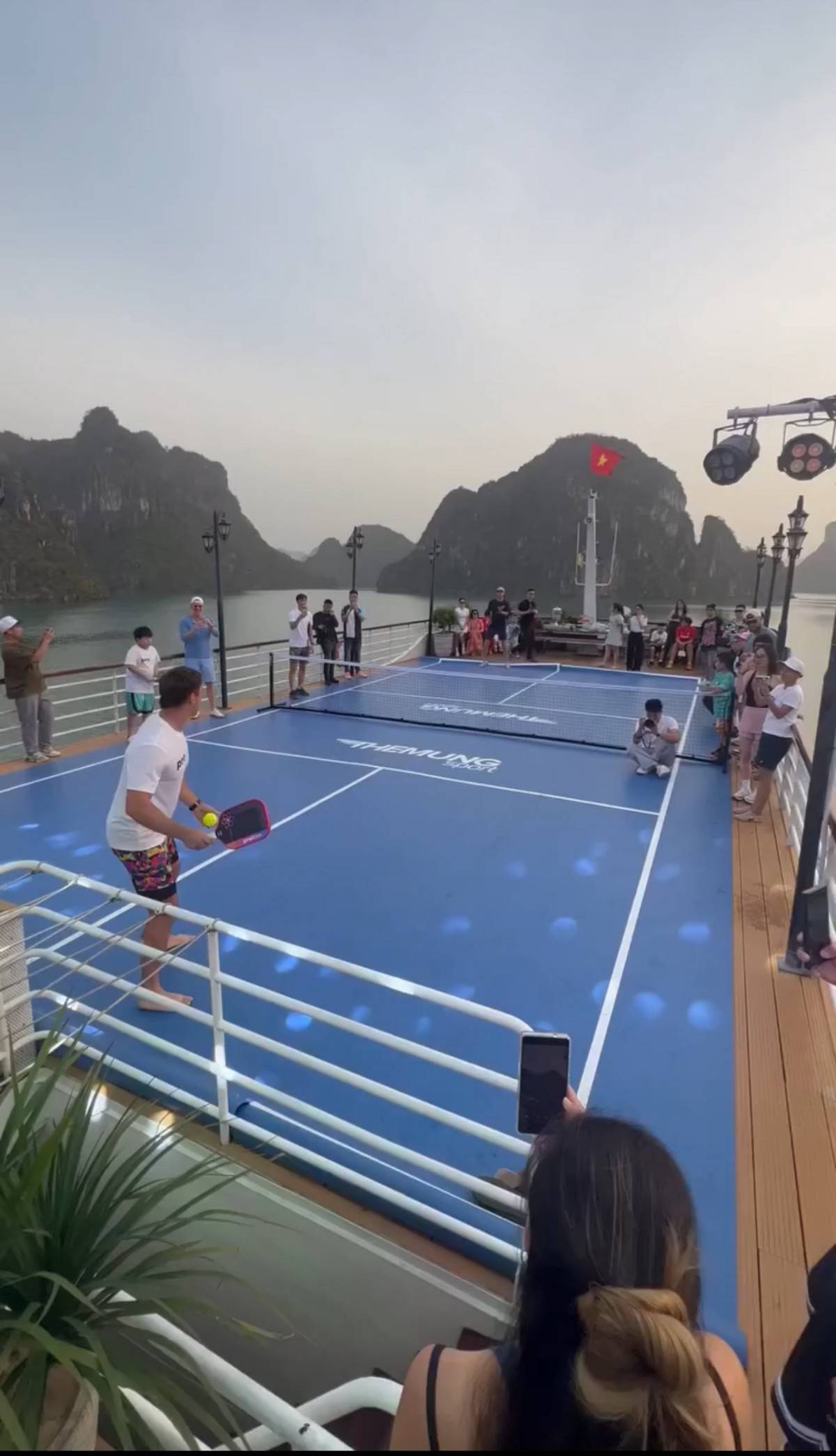 Du khách nước ngoài thi đấu Pickleball trên boong tàu Black Pearl Cruise, số hiệu QN-6699