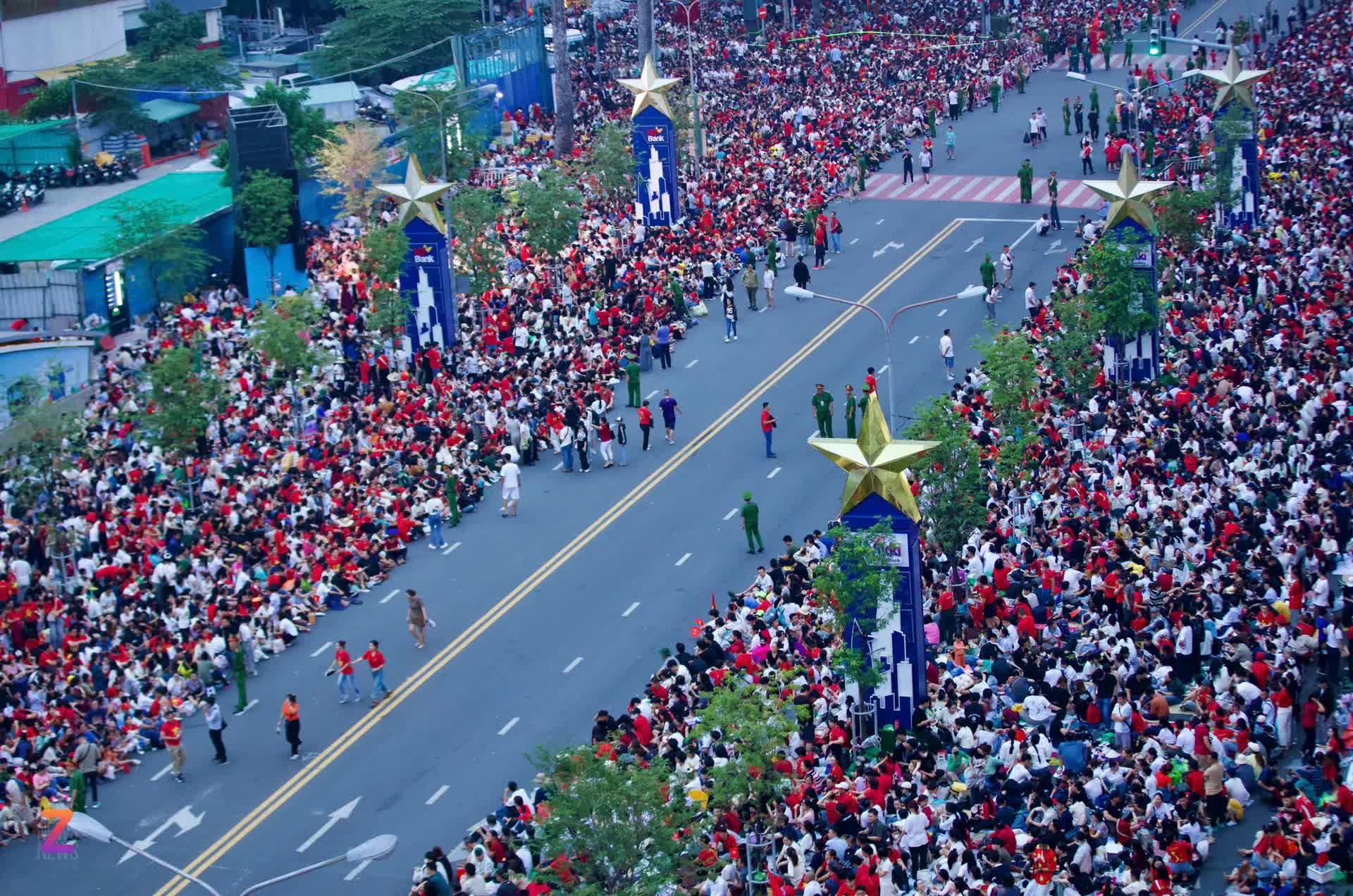 TP.Hồ Chí Minh: Biển người nô nức chờ theo dõi Lễ kỷ niệm 50 năm Ngày Giải phóng miền Nam, thống nhất đất nước